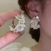 Orecchini pendenti Koren Light Luxury White Flower Pearl Petal Stud per le donne Zircone coreano Orecchino squisito Regalo di gioielli per feste