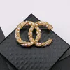 Moda 18K chapado en oro letras broches mujeres marca de lujo diseñador broche cristal perla broche fiesta amor regalo joyería accesorios 20 estilo