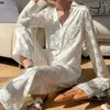 女性用スリープウェアシンプルな白い格子縞のパジャマ2ピースセットスプリングロングスリーブズボンピジャマスーツ薄い絹のサテンホームウェアルーズ