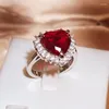 Klaster Pierścienie 925 Srebrne romantyczne miłosne serce dla kobiet Oszałamiająca czerwona sześcienna cyrkonia Pierścień Weding Luksusowy biały złoto Kolor Obiec