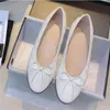 2023 Kvinnors lyxvarumärke Singel sko Designer Dress Shoes Shallow Mouth Flats Högkvalitativ Bow Match Color Temperament Ballet Shoes Women's Dress Shoes 35-42