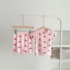 Completi di abbigliamento Ragazza del bambino Bordo dell'orecchio di legno Manica corta T-shirt con stampa fragola Top Pantaloncini Abbigliamento per la casa Tuta sportiva allentata da 0 a 6