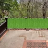 Recinto di edera artificiale con fiori decorativi che scherma lo schermo per la privacy di foglie finte verdi per la decorazione del balcone del giardino di casa all'aperto