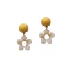 Boucles d'oreilles à tige 2023 bijoux de mode femmes coréennes petite fleur jaune bleu fleur acrylique pétale gouttes d'oreille pour les filles