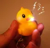 100st Creative LED Yellow Duck KeyChain med Sound Animal Series Rubber Ducky Key Ring Toys Doll Toy Party Fave Free Frakt