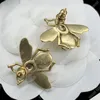 女のための蜂のデザイナーイヤリング豪華なゴールドイヤリングクラシックダブルレターレディーススタッドイヤリングジュエリーファッションイヤーリング