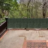 Recinto di edera artificiale con fiori decorativi che scherma lo schermo per la privacy di foglie finte verdi per la decorazione del balcone del giardino di casa all'aperto