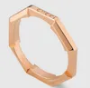 Luxurys Tırnak Yüzüğü Erkek Yüzük Halkalar Tasarımcı Moda Titanyum Çelik Graved Mektup Desen Tasarımcı Halka Nişan Etme Boyutu 6-11 Halkalar Kadınlar için Toptanesler