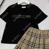 Luxuriöse Designer-Kleidungssets für Kinder, T-Shirt, weiß, mit Monogramm, Shortst, Modemarke, Sommer, Kinderschätze und Mädchen, Baumwolle, zweiteilig, 3 Farben