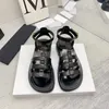 7A Новые топ -кожаные женские сандалии классический дизайнер модельер плоские каблуки пляжные сандалии крюк Clasp Clasp ins Roman Sandal