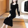 Casual Dresses Korea Elegant Lantern Sleeve Velvet Sexig fyrkantig krage Hög midja Evening Party Dress Black Midi Female Vestido E779