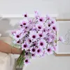 装飾的な花5pc 5ヘッド50cmかわいいシルクデイジー人工花多様性コロルディウェディングブーケホームルームテーブル装飾