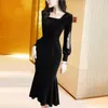 Casual Dresses Korea Elegant Lantern Sleeve Velvet Sexig fyrkantig krage Hög midja Evening Party Dress Black Midi Female Vestido E779