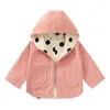 Giacca da bambina bambina giacca a vento primavera e autunno nuovi bambini a pois a doppia faccia che indossano giacca con cappuccio giacca da bambino L230625