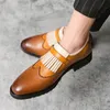 Brogue-Lederschuhe im britischen Stil für Herren, luxuriöse Quasten-Loafer, spitze Zehen-Kleiderschuhe, Slip-on-Freizeitschuhe