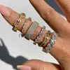 Anéis de banda UILZ Luxo Feminino Aço Inoxidável Dourado Anel de Cristal Grau AAA Zircão Anel de Noivado Anel de Casamento Acessório de Dedo Jóias Presente x0625