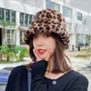 BERETS2023冬の帽子女性ヒョウ柄のプリント濃厚な暖かいバケツファッション豪華な柔らかい