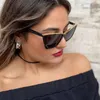 2023 Top Batwing Negro Personalizado Material de PC para mujer Gafas de sol de lujo Blackout Polarizado UV Vida en la playa Estilo de uso Moda y lindo Venta caliente Nuevo estilo