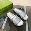 Sandales Slippers Summer Designer Shoes Cross Strap épais Bottom Femme Diverses de femmes Black Blanc Vert Green Silver Cuir Sole Sole 35-40