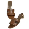 Orangefarbene Markenhausschuhe für Damen mit klobigem Absatz, Strandschuhe, Top-Leder-Designerschuhe, Buchstaben-Sandalen, Gelee-Farbfolien, neue modische High-Heels, rutschfeste Pool-Schuhe für den Außenbereich