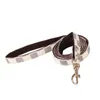 Colliers pour chiens de créateur Laisses Ensemble Collier pour animaux de compagnie en cuir à carreaux imprimé classique doux réglable avec breloques de fleurs blanches/marron pour petits chiens Chihuahua Caniche S B197