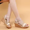 Sandaler Vintage flätad kilhäl Kvinnor Summer Ankle Strap Thick Platform Sandles Woman Metal Decoration Pu Leather Rome Shoes