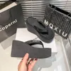 2023 Coperni Yüksek Platform Kama Sandal Saddles Flip-Flops İtalya 5mm Kemer Paris Şeker Comore Kadın Tasarımcı Ayakkabı Kauçuk Ayakkabı Og Yaz Sözü Plaj Flopları