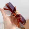 Gafas de sol de moda personalizadas recortadas sin marco de nueva moda Gafas de sol de trébol de cuatro hojas de transmisión roja en línea con sentido avanzado para mujer