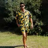 Tute da uomo Summer Beach Casual da uomo Pantaloncini a maniche corte Set alla moda Banana Stampa Hawaiian Vacation Risvolto Camicia floreale Set in due pezzi 230621