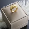 Trouwringen ZMFashion Groothandel Sieraden Textuur Brede Ring PVD Verguld Roestvrij Staal Voor Vrouwen Meisje Waterdicht Mode Verloving