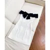 カジュアルドレスボウスリム片肩パッケージヒップドレスブラックホワイトコントラストカラーファッションエレガントな女性パーティー服の夏
