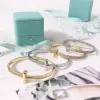 Top Design Original Brand Bijoux Bangle Designer pour femmes Titanium Steel 18K Gold Silver T Half Diamond Diamond Simple Lady Bangle Chepire Couple Jewelry For Party Gift