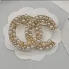 Elegante diseñador Perla Broches Moda para mujer para hombre Marca Doble carta Broche Suéter Traje Traído Pin Ropa Accesorios de joyería Regalos 20 estilo