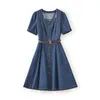 2023 été bleu couleur unie taille ceinturée robe à manches courtes col carré boutons genou longueur robes décontractées W3L048708