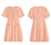 2023 été rose couleur unie robe à manches courtes col en v genou longueur robes décontractées W3L043904