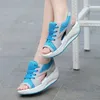 Kvinnor mode sandales sommar sandaler skor avslappnad platt kik tå kontrast panelen utskärning snörning muffinsplattform sport sandalier