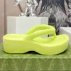 DAMEN-THONG-PLATFORM-SANDALE aus schwarzem Gummi Designer-Slipper mit Fischgrätenmuster und Clip-Zehen-Sandalen EVA-Biskuit-Slipper Influencer im gleichen Stil für Sommermode-Sandalen