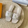 Sandalen Designer sandalen pantoffels luxe damesslippers modieus zomerstrand zacht lakleer reliëf platte bodem pantoffels 2023 #35-42