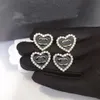 Orecchini a forma di cuore di design geometrico Lettera di marca delle donne Cristallo intarsiato Placcato in oro 18 carati Orecchini placcati in argento Materiale in ottone Donne Matrimonio Regalo di Natale Jewerlry