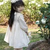 女の子のドレスベビースモック幼児のスモックフラワーエブロディリーフロック子供スペイン語ブティック服幼児手作りスモッキングA2519