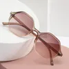 2023 Temperament Girl Simple Octagon Frame PC Material Oval Women's Luxury Solglasögon Italiensk fransk stil Toppstrand resor liv mångsidig modestil