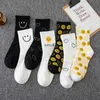 Socken Strumpfwaren Damensocken Tbe Herbst und Winter süße japanische Baumwollsocken Hip-Hop-Straße schwarze und weiße Strümpfe Paar