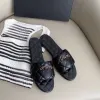 Kadın Tasarımcı Sandalet Yaz Lüks Terlikleri Zincir Zincir Siyah Beyaz Kayıtlı Renk Deri Sandalet Açık Plaj Deniz Kenarday Evi Düz Kadın Sandalet