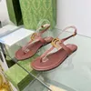 Designer Kvinnors dubbel thong sandal ljusgrön vit svart läder guldtonade hårdvara lyxskor strand tofflor 03