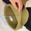 Chapéus de caveira para lã à prova de vento moda quente chapéu de malha carta ce sólido chapéus de natal 22ss invernowcfb