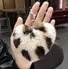 Lindo llavero de corazón leopardo amor pelleta de pelota de pelota de pelota de pelota de bola de bola de pompom fluffy df222