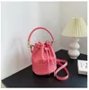 A bolsa de couro tote bolsa feminina bolsa de luxo tote com cordão ombro quente designer de moda baldes a bolsa clássica com fecho de puxar mochila com alça de corrente