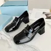 Black Polish Leather Platform Block Heel Shoes Round Förkläde Tår Slip-On Shoes For Women Luxury Designers Triangel Logo High-Plaque Shoe Luxe Lounge Flats