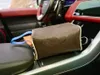 حقائب يد بتصميم سلسلة زهرة مونوغرامات Dopp Kit حقيبة أدوات الزينة سلسلة حقيبة كرة السلة الرياضية مصممة بشكل مشترك للغسيل حقائب يد جلدية للجنسين