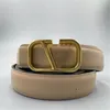 Klassisk V Designer Mens Belts Pure Color Luxury Belt Men Gold Plated Bok Buckle Cinture Party Business Justerbar Läder bred 2,5 cm GA07 C23 WRGE